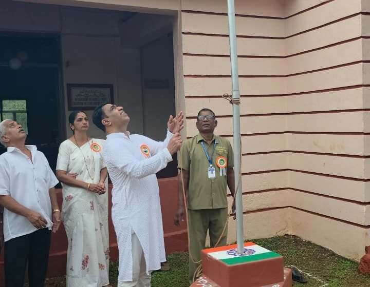  सैतवडे येथील दि मॉडेल इंग्लिश स्कूलमध्ये स्वातंत्र्यदिनाचा उत्साह; विविध कार्यक्रमांचे आयोजन