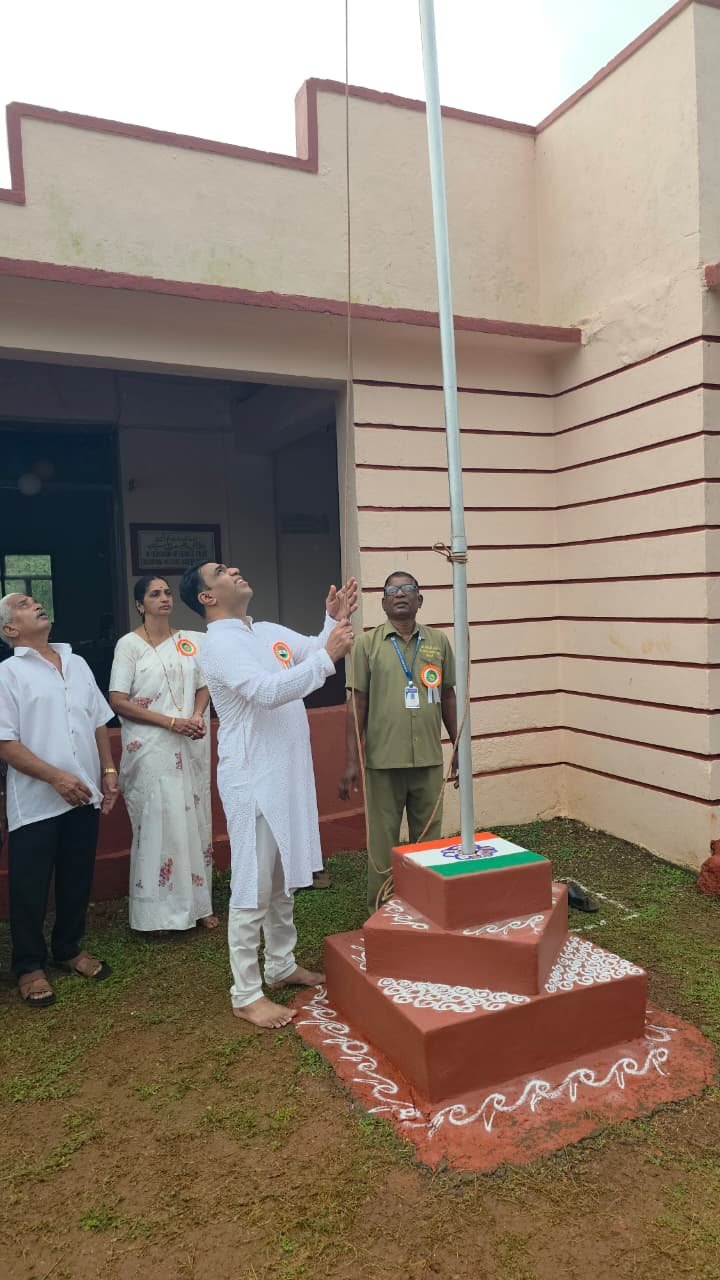 सैतवडे येथील दि मॉडेल इंग्लिश स्कूलमध्ये स्वातंत्र्यदिनाचा उत्साह; विविध कार्यक्रमांचे आयोजन