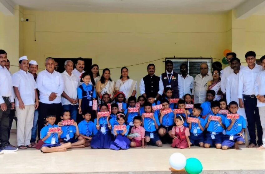  स्वातंत्र्यदिन उत्साहात, सामाजिक भान जपत! एकता रत्नागिरी जिल्हा टू व्हिलर मेकॅनिक असोसिएशनचा विद्यार्थ्यांसाठी स्तुत्य उपक्रम