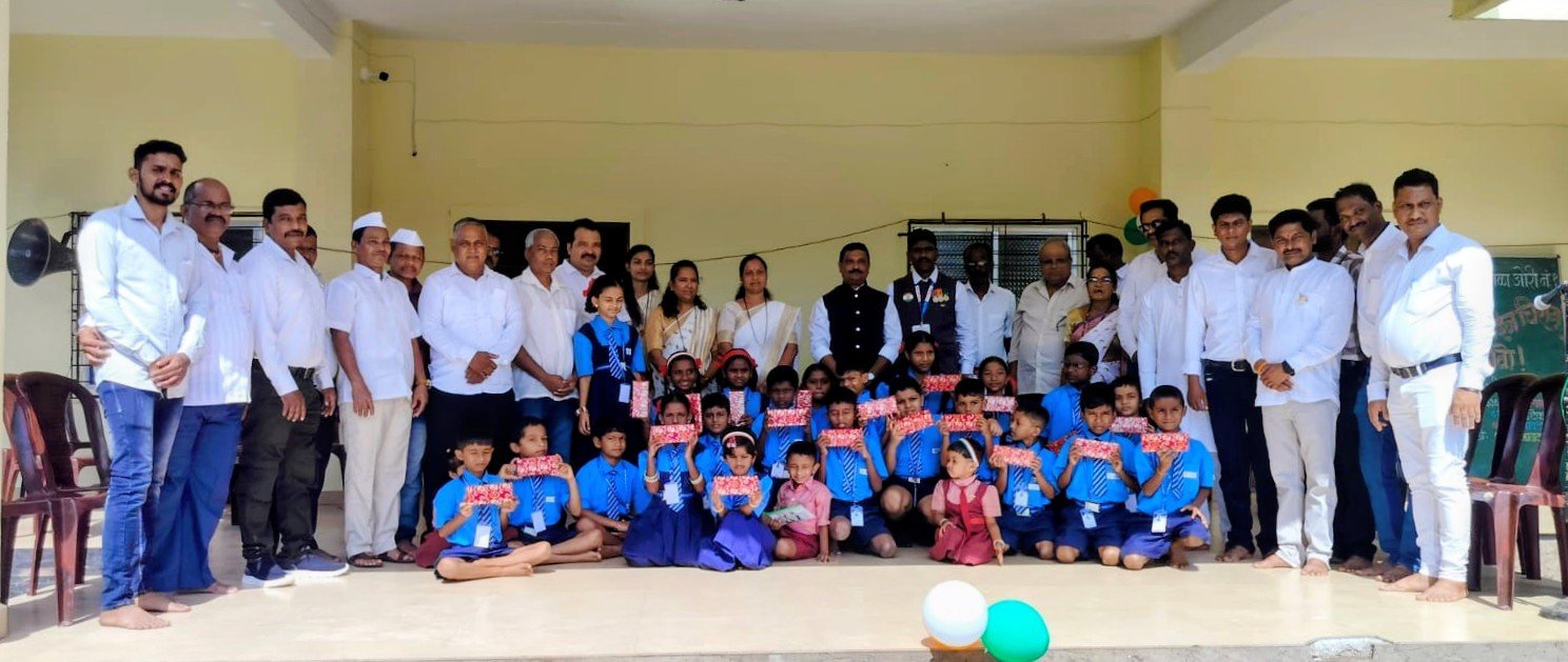 स्वातंत्र्यदिन उत्साहात, सामाजिक भान जपत! एकता रत्नागिरी जिल्हा टू व्हिलर मेकॅनिक असोसिएशनचा विद्यार्थ्यांसाठी स्तुत्य उपक्रम