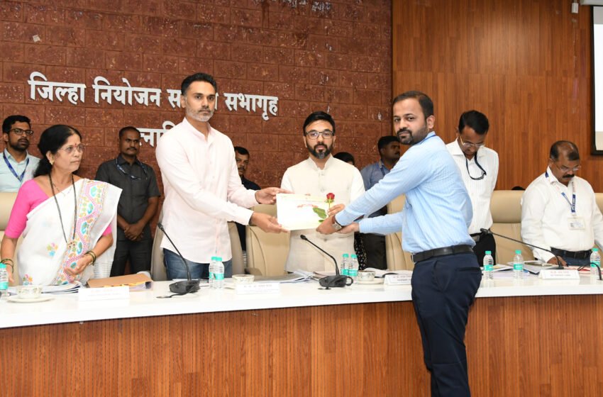  महसूल राज्यमंत्री योगेश कदम यांचा अधिकाऱ्यांना उदासिनता झटकण्याचा निर्वाणीचा इशारा