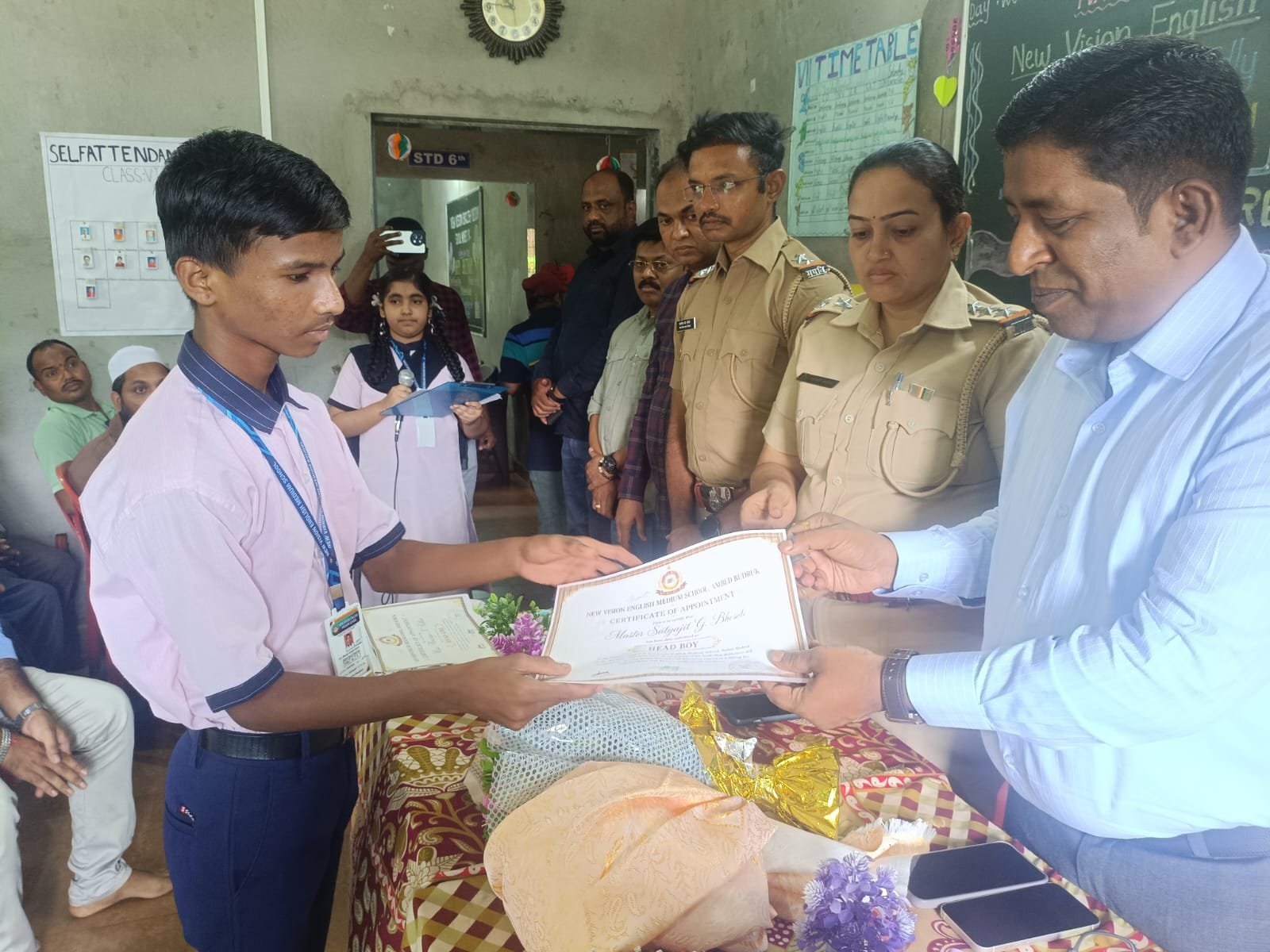 न्यू व्हिजन इंग्लिश मीडियम स्कूल आंबेड बुद्रुकच्या असीम हमदारे याचा प्रांताधिकारी जीवन देसाई यांच्या हस्ते सत्कार