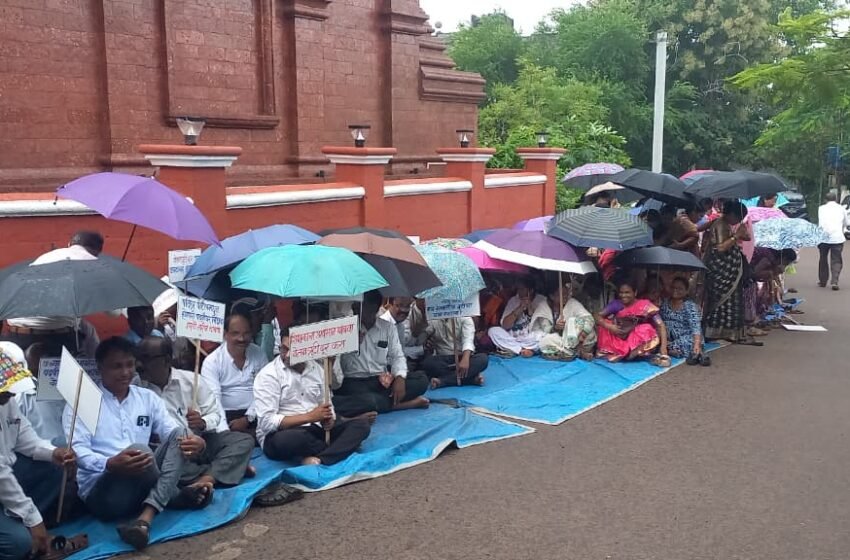  रत्‍नागिरीत पदवीधर शिक्षकांचा आक्रमक पवित्रा; भर पावसात धरणे आंदोलन करत प्रशासनाला धरले धारेवर