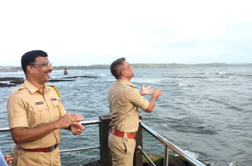  रत्नागिरीत मांडवी किनाऱ्यावर पोलीस बँडच्या गजरात दर्यादेवाला सुवर्ण नारळ अर्पण