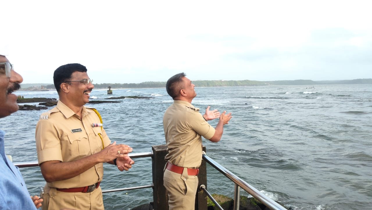 रत्नागिरीत मांडवी किनाऱ्यावर पोलीस बँडच्या गजरात दर्यादेवाला सुवर्ण नारळ अर्पण