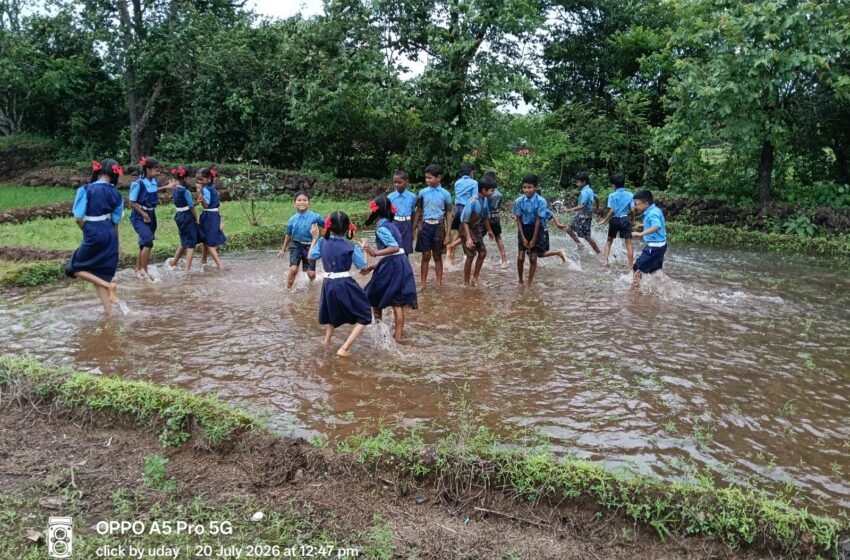  पावसाच्या सरी अन् खेळांची धमाल; विद्यार्थ्यांची वर्षा सहल अविस्मरणीय