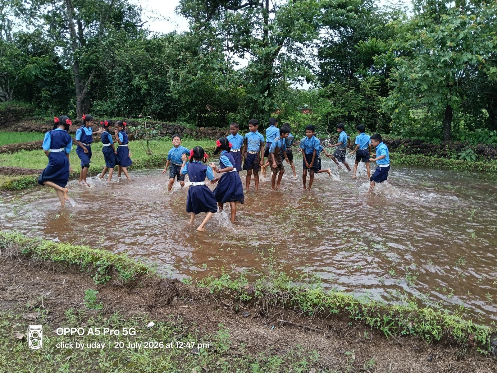 पावसाच्या सरी अन् खेळांची धमाल; विद्यार्थ्यांची वर्षा सहल अविस्मरणीय