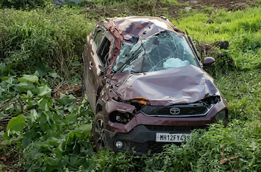  खेडमध्ये भीषण अपघात! भरधाव कारने दोन तरुणींना उडवले