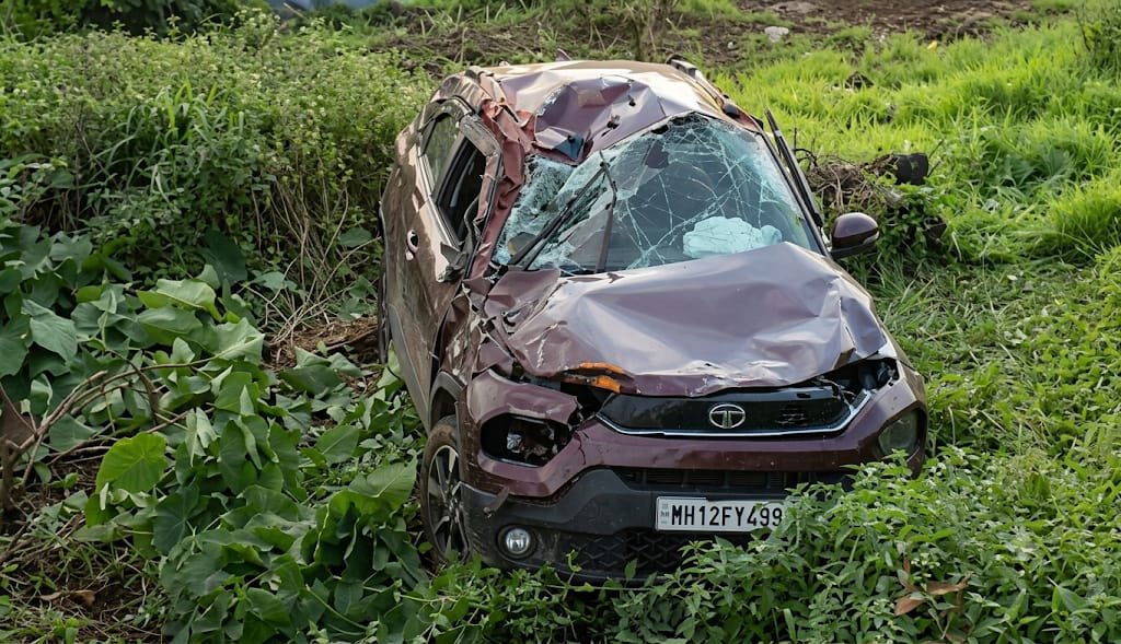 खेडमध्ये भीषण अपघात! भरधाव कारने दोन तरुणींना उडवले