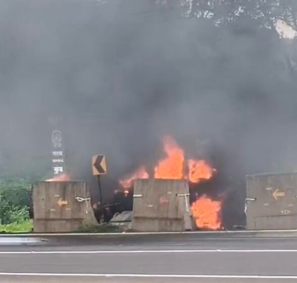  मुंबई गोवा महामार्गावरील अंजनारी घाटी येथे ट्रक जळून खाक