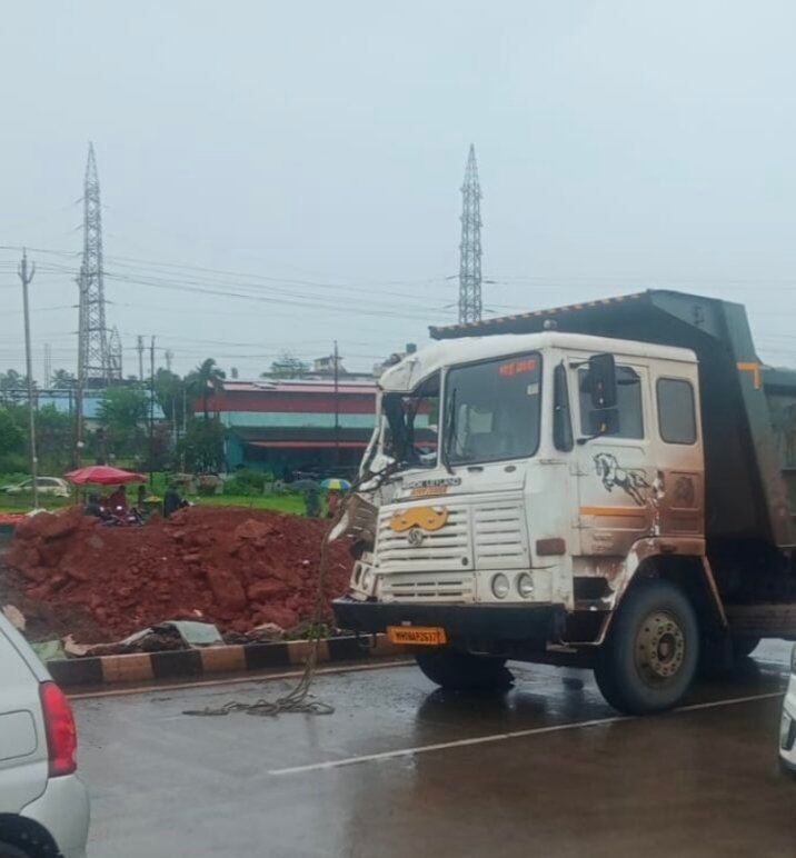 कुवारबाव येथे तीन डंपरची धडक