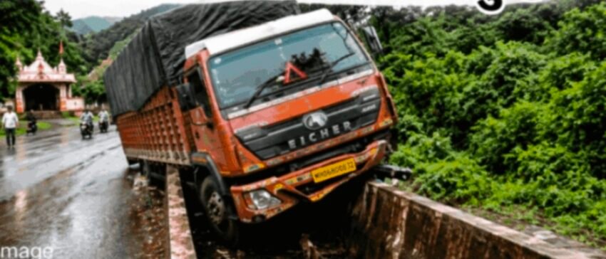  खडपोली येथे अवजड ट्रकचा अपघात