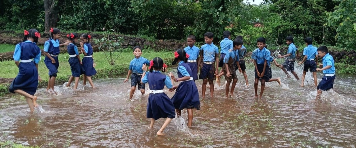 पावसाच्या सरी अन् खेळांची धमाल; विद्यार्थ्यांची वर्षा सहल अविस्मरणीय