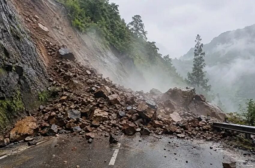  रघुवीर घाटात पुन्हा दरड कोसळली