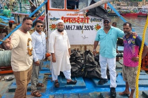 समुद्रात भरकटलेली ‘धनलक्ष्मी’ नौकेसह ८ खलाशी सुखरूप किनाऱ्यावर