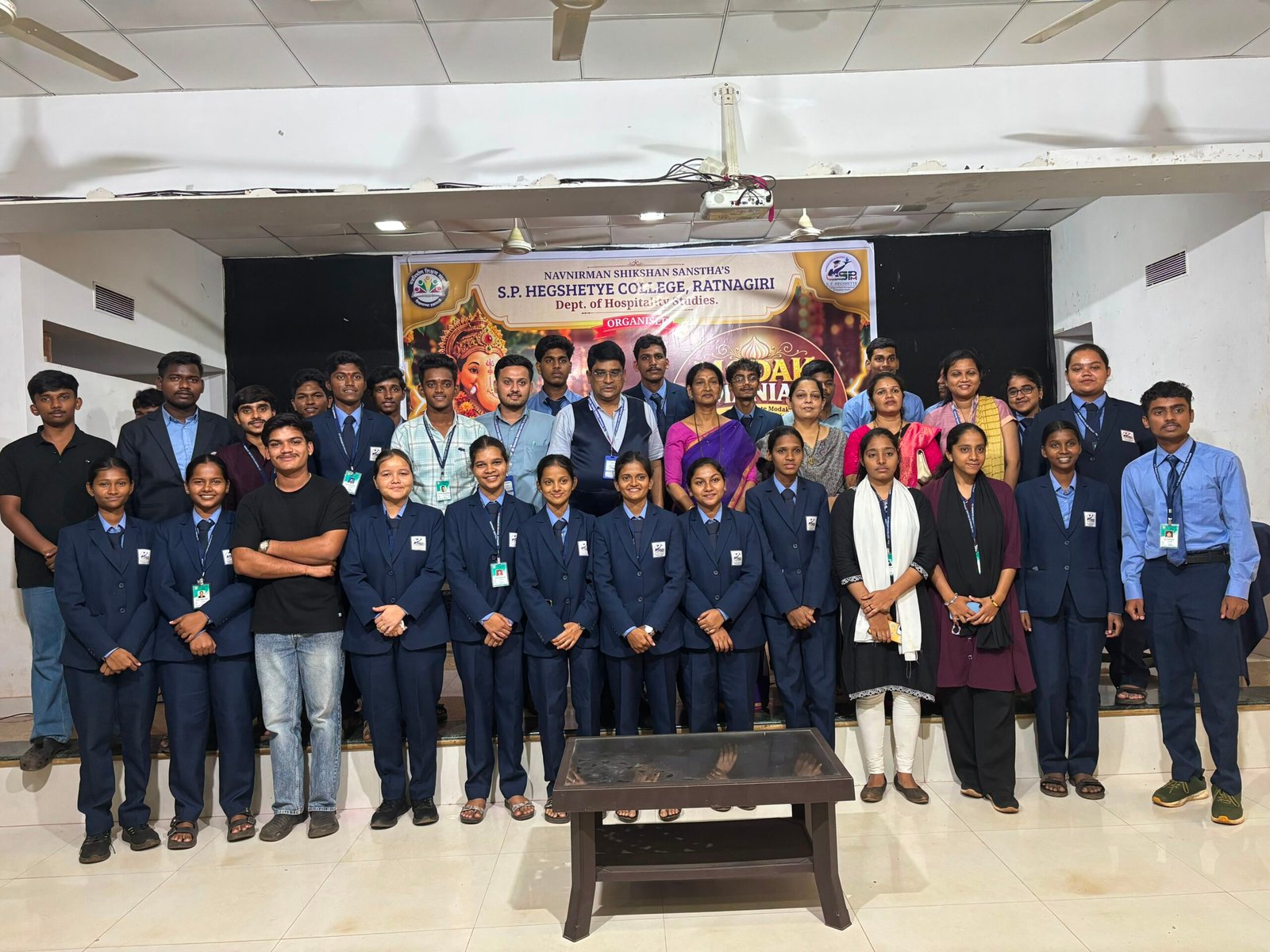 नवनिर्माण हॉटेल मॅनेजमेंट डिपार्टमेंटच्या मोदक मेनियाला भरघोस प्रतिसादमोदक मेनिया स्पर्धा आणि प्रदर्शन