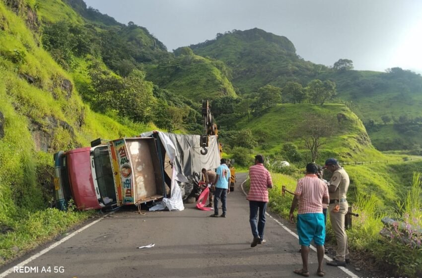  अनुस्कुरा घाटात टेम्पो पलटी; २० प्रवासी बचावले