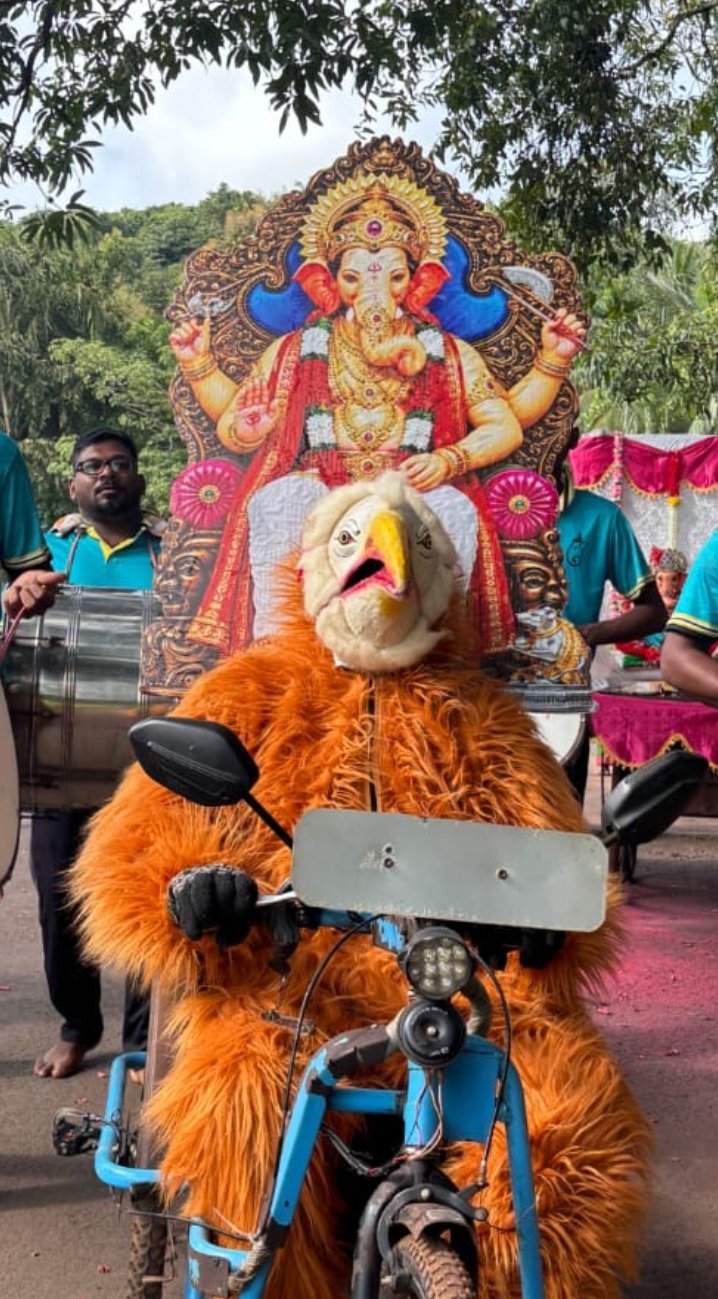 दिव्यांगत्वावर मात करत गरुडाच्या वेशात गणपती विसर्जन मिरवणुकीत मारुती ढेपसे