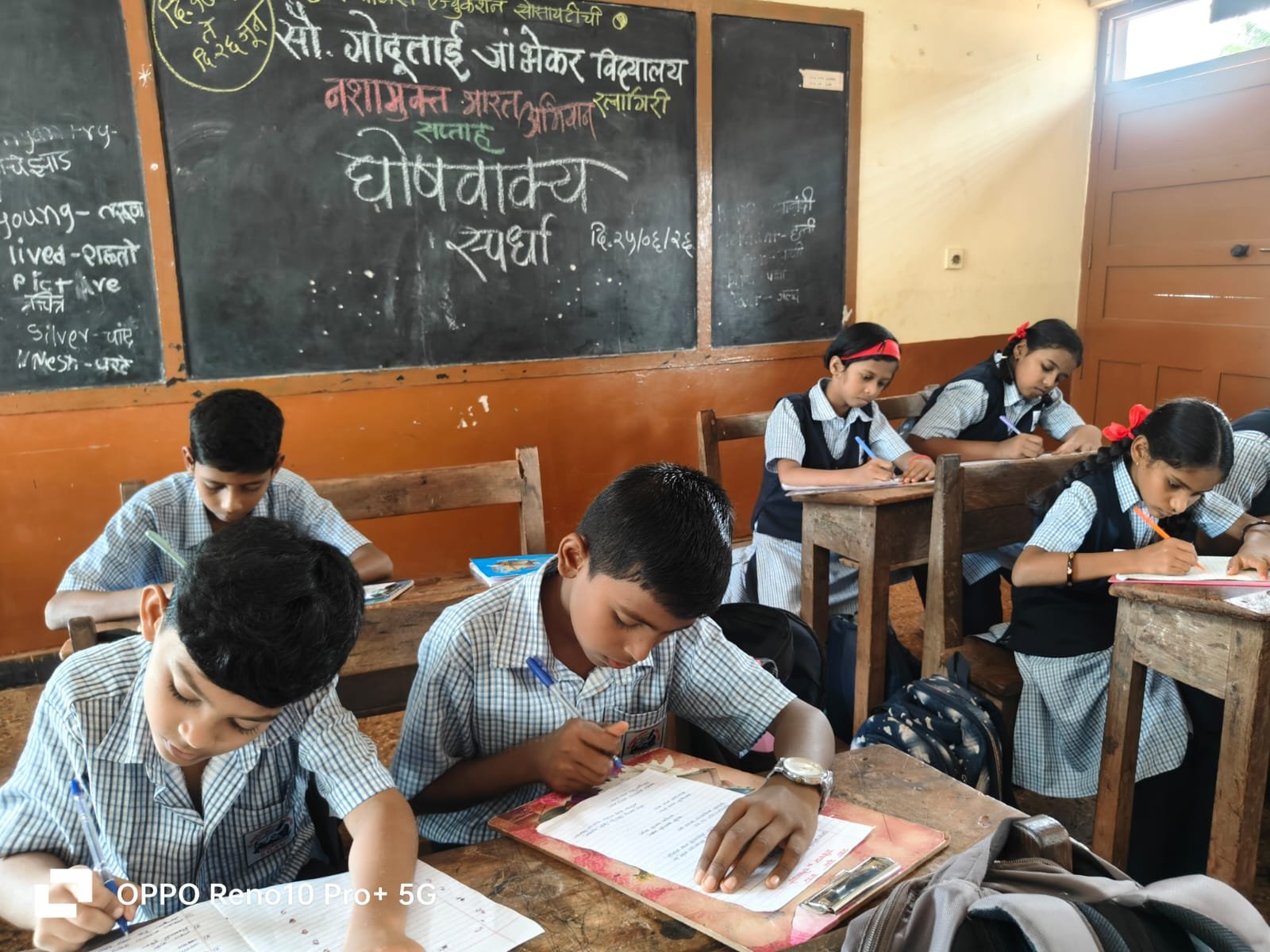 जांभेकर विद्यालयात ‘नशामुक्त भारत अभियान’ अंतर्गत घोषवाक्य लेखन स्पर्धा