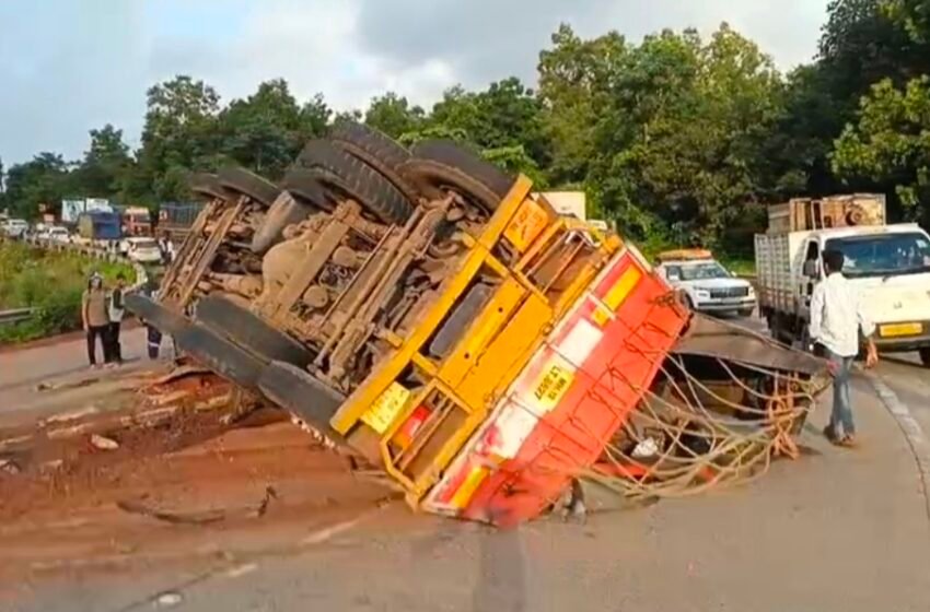  कापडगावच्या अवघड वळणावर ट्रक पलटी; चालक केबिनमध्ये अडकला