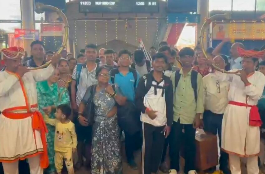  कोकण रेल्वेकडून गणेशभक्तांचे रत्नागिरीत जल्लोषात स्वागत