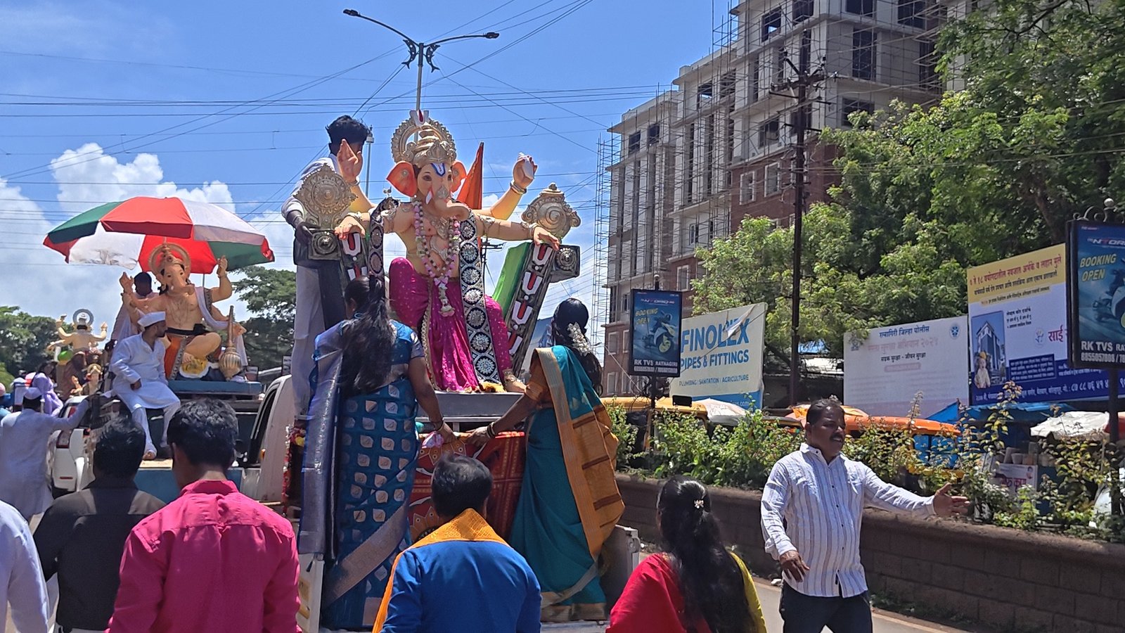ढोल-ताशांचा निनाद आणि प्रचंड उत्साह; कर्ला-आंबेशेतमध्ये बाप्पाचे आगमन