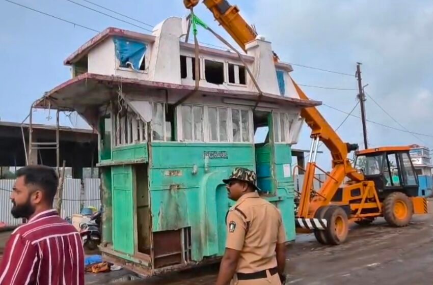  मिरकरवाडा बंदरात मत्स्य विभागाची धडक कारवाई; विनावापर पडून असलेल्या ३० नौका हटवण्यास सुरुवात