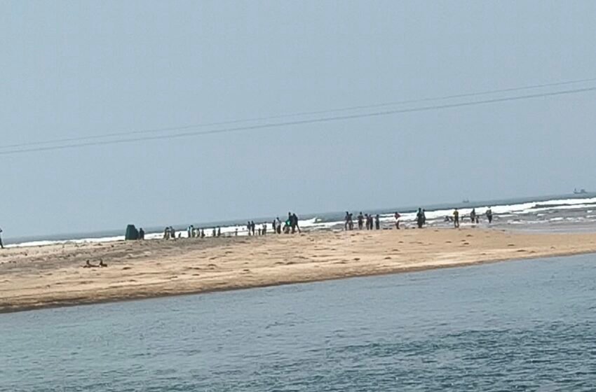  रत्नागिरी तालुक्यातील समुद्र किनाऱ्यावर पर्यटकांची गर्दी