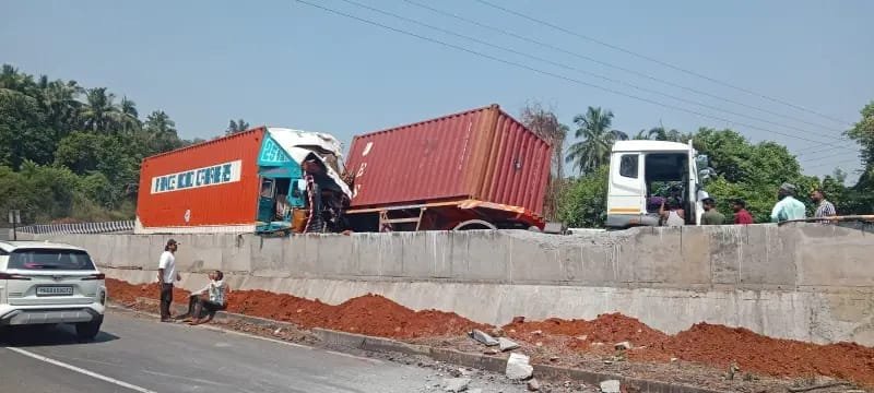  अंजणारी पुलाजवळ 2 कंटेनरची धडक;
