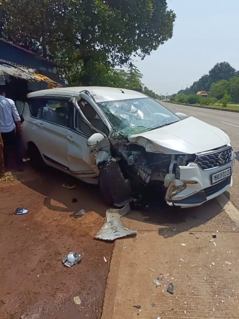 बोरघर येथे कारची जेसीबीला जोरदार धडक; युवक जखमी