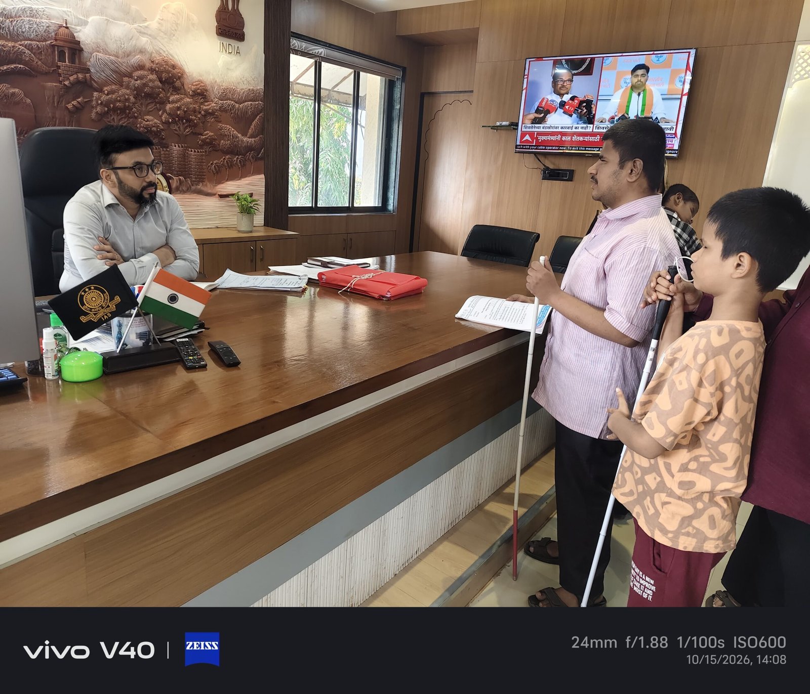 जागतिक पांढरी काठी सुरक्षा दिन: आस्था सोशल फाउंडेशनतर्फे जिल्हाधिकाऱ्यांना विविध मागण्यांचे निवेदन