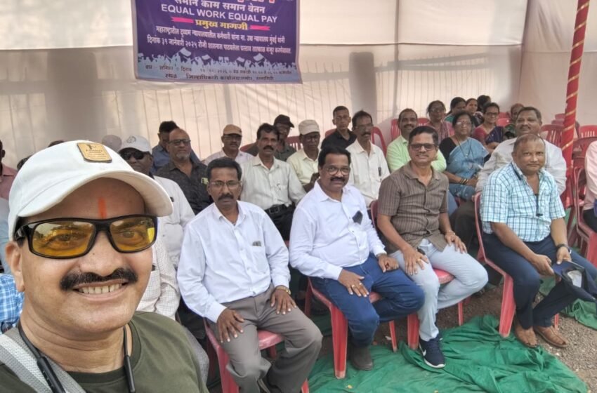  रत्नागिरीत सेवानिवृत्त न्यायालयीन कर्मचाऱ्यांचे जिल्हाधिकारी कार्यालयासमोर धरणे आंदोलन