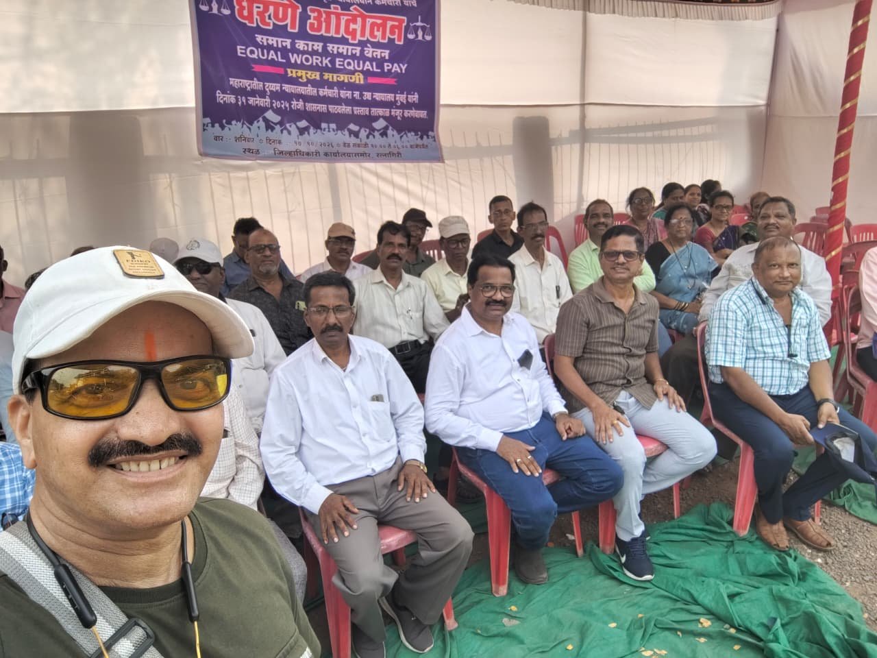 रत्नागिरीत सेवानिवृत्त न्यायालयीन कर्मचाऱ्यांचे जिल्हाधिकारी कार्यालयासमोर धरणे आंदोलन