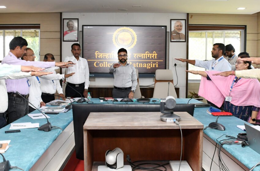  ‘मी लाच देणार आणि घेणारही नाही..’ दक्षता सप्ताहा निमित्त जिल्हाधिकारी कार्यालयातील अधिकारी-कर्मचाऱ्यांची प्रतिज्ञा