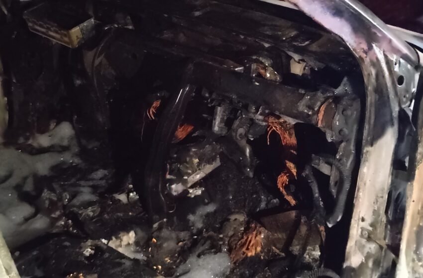  रत्नागिरी-पावस मार्गावर चालत्या कारने घेतला पेट