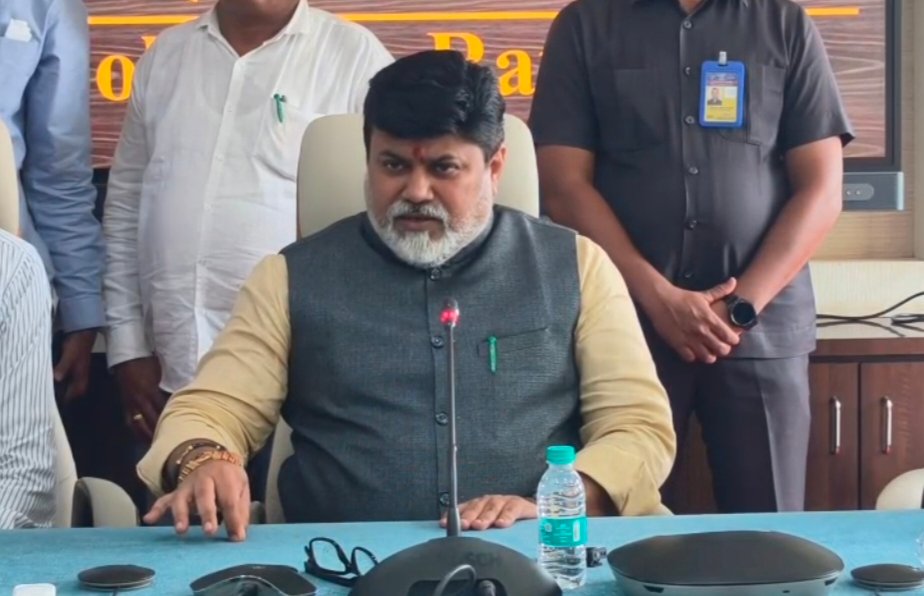 आरे-वारे बीचवरील स्टॉलधारकांना दिलासा: कारवाई करणाऱ्या अधिकाऱ्यावर निलंबनाची टांगती तलवार